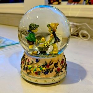 Hummel snow globe